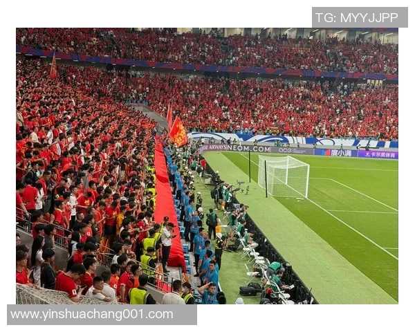 足球场惊现篮球巨星亲临助阵球迷欢呼声四起瞬间引爆社交媒体 足球场惊现篮球巨星亲临助阵球迷欢呼声四起瞬间引爆社交媒体