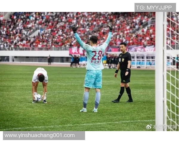 足球场上球星激凸瞬间引发热议球迷热情讨论背后隐藏的体育文化现象